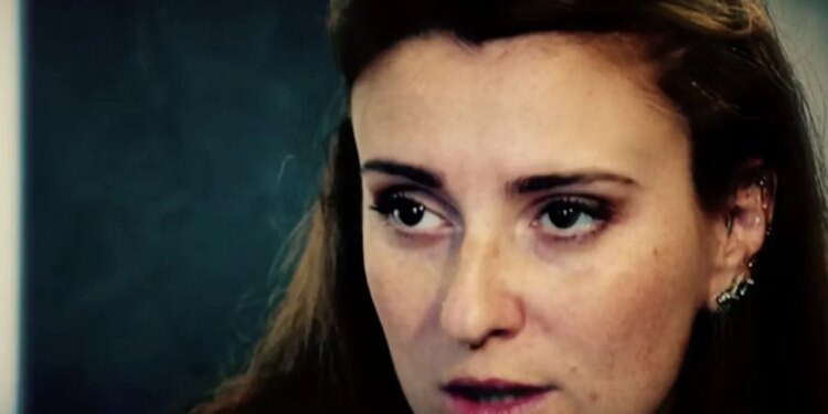 Rrëfimi tronditës i 29-vjeçares: Nëna më detyroi të prostituoja qëkur isha 14; doja t’i jepja fund jetës