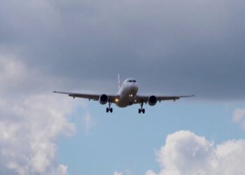 Rritja e çmimeve të biletave ajrore për shkak të luftës në Lindjen e Mesme/ Fluturime më të pakta gjatë verës për shkak të rritjes së kostos së karburantit