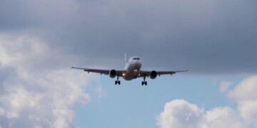 Rritja e çmimeve të biletave ajrore për shkak të luftës në Lindjen e Mesme/ Fluturime më të pakta gjatë verës për shkak të rritjes së kostos së karburantit