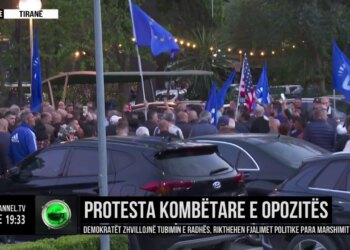 Sali Berisha del nga selia e PD dhe marshon me protestuesit drejt Kryeministrisë