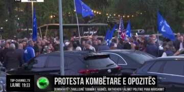 Sali Berisha del nga selia e PD dhe marshon me protestuesit drejt Kryeministrisë
