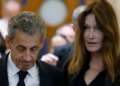 Sarkozy kthehet për herë tjetër në gjykatë, ndërkohë që Carla Bruni bie në sy me stilin e saj.
