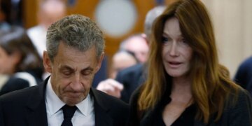 Sarkozy kthehet për herë tjetër në gjykatë, ndërkohë që Carla Bruni bie në sy me stilin e saj.