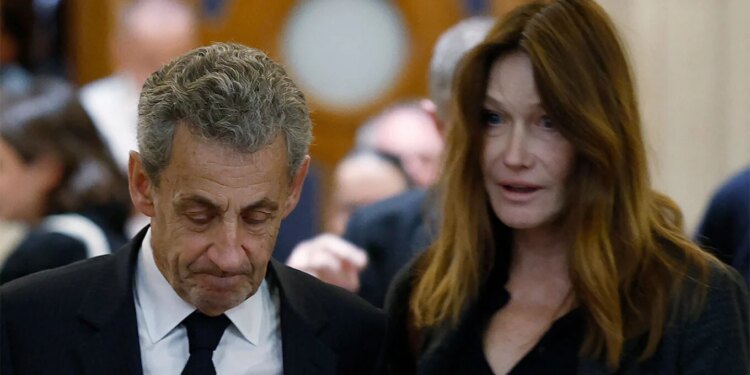 Sarkozy kthehet për herë tjetër në gjykatë, ndërkohë që Carla Bruni bie në sy me stilin e saj.