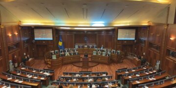 Seancë e jashtëzakonshme plenare për zgjedhjen e presidentit në Kosovë; nis votimi, opozita mungon
