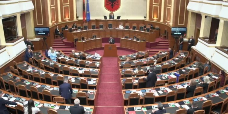 Seancë maratonë: PS miratoi ndryshimet në projektligjin për arsimin dhe Gardën pa opozitën; kreu do emërohet nga Kryeministri