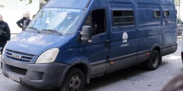 Shefi i policisë në Selanik arrestohet për abuzim seksual ndaj një gruaje të burgosur gjatë transferimit me furgon