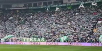 Shembulli i tifozëve turq: dashuria ndaj ekipit të zemrës, 45.000 veta ndjekin Bursaspor në Kategorinë e 3-të