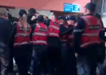 Sherri në ndeshjen Vllaznia-Teuta, tifozët durrsakë regjistrojnë nga furgoni i policisë