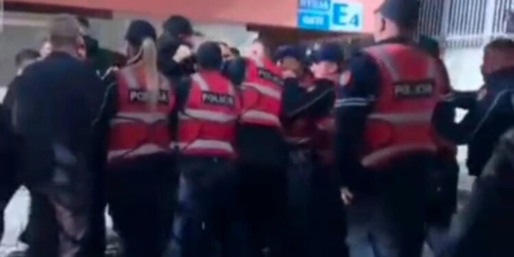 Sherri në ndeshjen Vllaznia-Teuta, tifozët durrsakë regjistrojnë nga furgoni i policisë