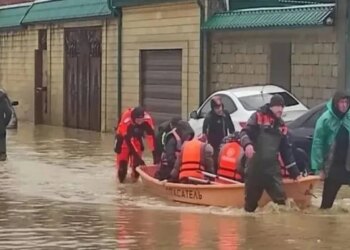 Shira të fuqishme dhe përmbytje në Dagestan, Rusia; një nënë dhe vajza humbin jetën, shpallet gjendje emergjence në katër qytete.