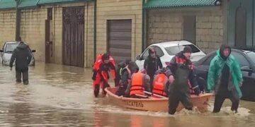 Shira të fuqishme dhe përmbytje në Dagestan, Rusia; një nënë dhe vajza humbin jetën, shpallet gjendje emergjence në katër qytete.