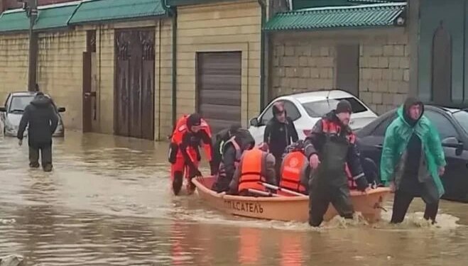 Shira të fuqishme dhe përmbytje në Dagestan, Rusia; një nënë dhe vajza humbin jetën, shpallet gjendje emergjence në katër qytete.