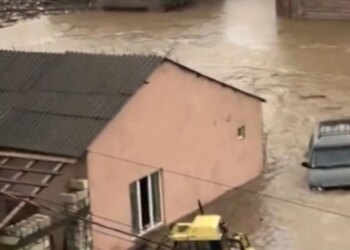 Shira të fuqishme dhe përmbytje në Dagestan, Rusisë, rezultojnë në humbjen e jetës së nënës dhe bijës, ndërsa mbi 4 mijë individë evakuohen.