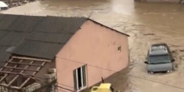 Shira të fuqishme dhe përmbytje në Dagestan, Rusisë, rezultojnë në humbjen e jetës së nënës dhe bijës, ndërsa mbi 4 mijë individë evakuohen.