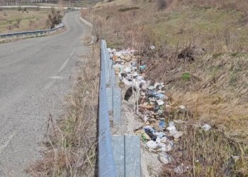 Shishtaveci përballet me ndotje nga mbeturinat urbane; mungesa e koshave dhe pastrimit përkeqëson situatën në zonën turistike