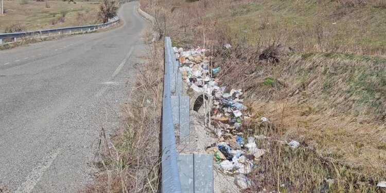 Shishtaveci përballet me ndotje nga mbeturinat urbane; mungesa e koshave dhe pastrimit përkeqëson situatën në zonën turistike