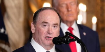 Shkarkohet sekretari i marinës së SHBA për tensionet në Hormuz dhe bllokadën amerikane