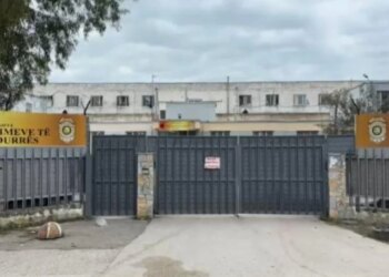Shkoi të takonte familjarin e tij në paraburgimin e Durrësit; policia i gjen drogë të fshehur në trup