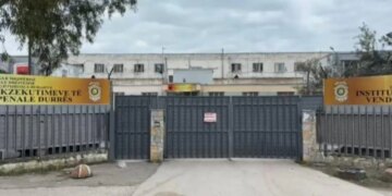 Shkoi të takonte familjarin e tij në paraburgimin e Durrësit; policia i gjen drogë të fshehur në trup