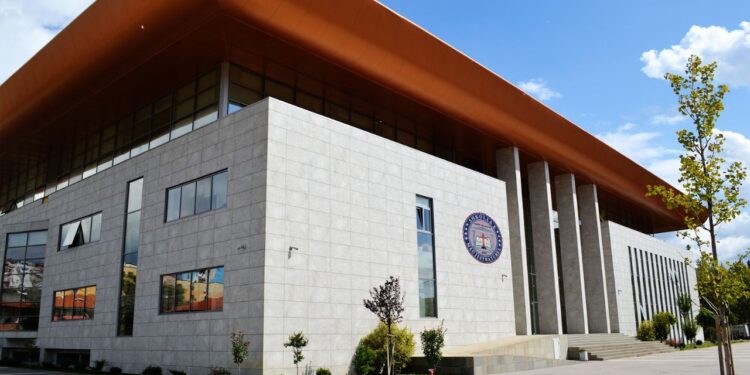 Shkolla e Magjistraturës zhvilloi fazën e parë të provimit 2026-2027; kalojnë 172 konkurrentë, mes tyre ish-drejtori i policisë