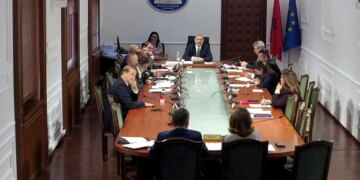 Shqyrtohet Ligji për pastrimin e parave/ Deputetët miratojnë draftin dhe kërkojnë shpjegime për ndalimin 72-orësh të llogarive