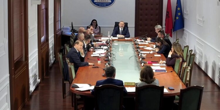 Shqyrtohet Ligji për pastrimin e parave/ Deputetët miratojnë draftin dhe kërkojnë shpjegime për ndalimin 72-orësh të llogarive