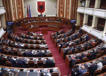 Shtetet e Bashkuara lëshojnë një alarm për kërcënimin e sulmeve nga Irani. Ambasada njofton se po shqyrtohet situata, ndërsa qeveria deklaron se nuk ka arsye për panik. Opozita kërkon thirrjen e Këshillit të Sigurisë. Anti-terrorizmi aktivizohet.