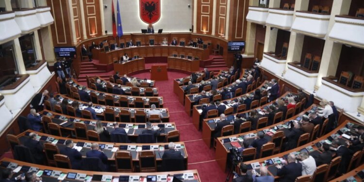 Shtetet e Bashkuara lëshojnë një alarm për kërcënimin e sulmeve nga Irani. Ambasada njofton se po shqyrtohet situata, ndërsa qeveria deklaron se nuk ka arsye për panik. Opozita kërkon thirrjen e Këshillit të Sigurisë. Anti-terrorizmi aktivizohet.