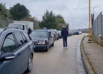 Sistemi i hyrje-daljeve bie në Kakavijë; pala greke bllokon punën, krijohen radhë në pikën kufitare