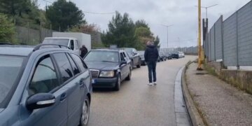 Sistemi i hyrje-daljeve bie në Kakavijë; pala greke bllokon punën, krijohen radhë në pikën kufitare