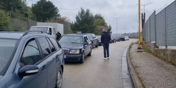 Sistemi i hyrje-daljeve bie në Kakavijë; pala greke bllokon punën, krijohen radhë në pikën kufitare