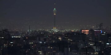 Sistemi i mbrojtjes ajrore aktivizohet në Teheran — çfarë po ndodh në kryeqytetin iranian?