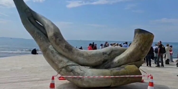 Skulptura Rrënjët në shëtitoren e Durrësit dëmtohet nga pesha e vizitorëve dhe kushtet atmosferike