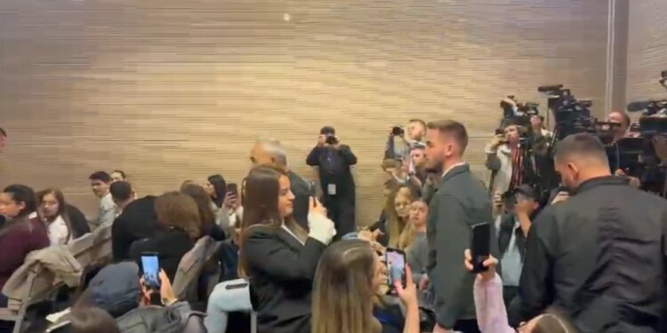 Sot jepet vendimi për tre autorët e vrasjes së Liridona Ademajt, familjarët e viktimës mbërrijnë në sallë