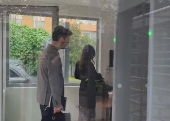 Sot zhvillohet gjyqi i themelit për kryebashkiakun Veliaj, ndërsa biznesmeni Abule paraqitet përballë gjykatës.