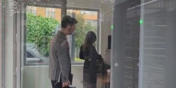 Sot zhvillohet gjyqi i themelit për kryebashkiakun Veliaj, ndërsa biznesmeni Abule paraqitet përballë gjykatës.