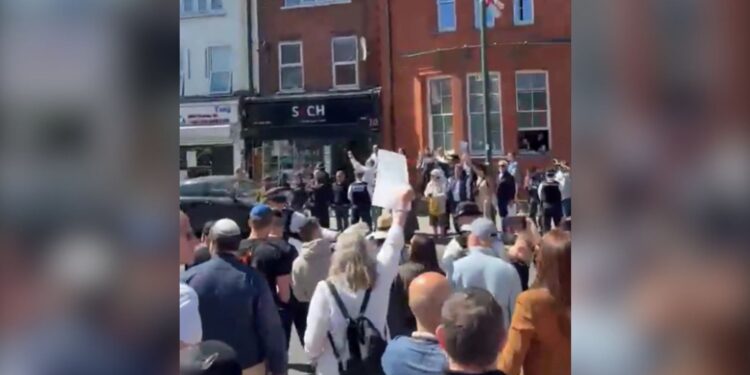 Starmer viziton komunitetin hebre ku ndodhi sulmi me thikë i djeshëm, pritet me fishkëllima dhe thirrje