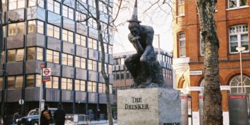 Statuja e firmosur nga Banksy shfaqet në Londër — Vepra misterioze paraqet burrë me flamur që i mbulon fytyrën