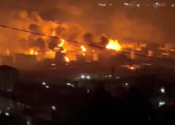 Sulme të njëpasnjëshme me dronë nga Ukraina godasin rafinerinë ruse dhe shkaktojnë zjarr masiv