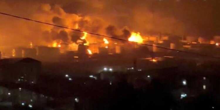 Sulme të njëpasnjëshme me dronë nga Ukraina godasin rafinerinë ruse dhe shkaktojnë zjarr masiv