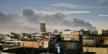 Sulmet ajrore shtojnë pasigurinë në Iran, qytetarët: Po humbasim terrenin nën këmbë, e ardhmja është e paqartë.