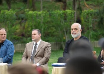 Synojmë turistët që konsumojnë shumë, Rama kritikon shërbimet: Nëse vendosni çmimet e larta, bëheni varrmihësit e investimit tuaj