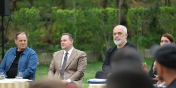 Synojmë turistët që konsumojnë shumë, Rama kritikon shërbimet: Nëse vendosni çmimet e larta, bëheni varrmihësit e investimit tuaj