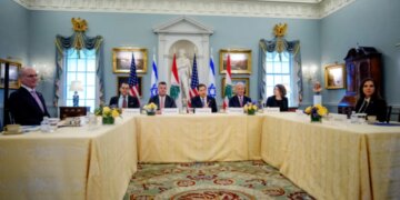 Takimi i parë i dy qeverive në 30 vite, nisin negociatat për paqe Izrael-Liban