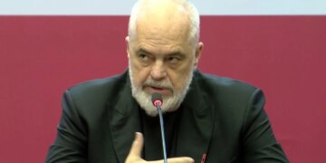 Takimi me kryebashkiakët: Rama njofton për një flotë automjetesh për pastrimin e kanaleve. Çdo bashki ka një detyrë për kadastrën…