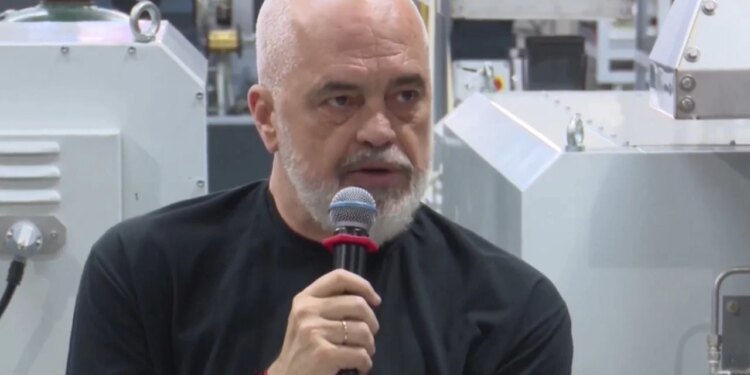 Takimi në kompleksin industrial në Durrës, Rama: Mbetjet elektronike po transformohen në unaza dhe varëse ari.