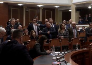 Taulant Balla merr fjalën, deputetë të PD-në godasin tavolinat dhe i afrohen socialistëve: "Nxirreni jashtë!"