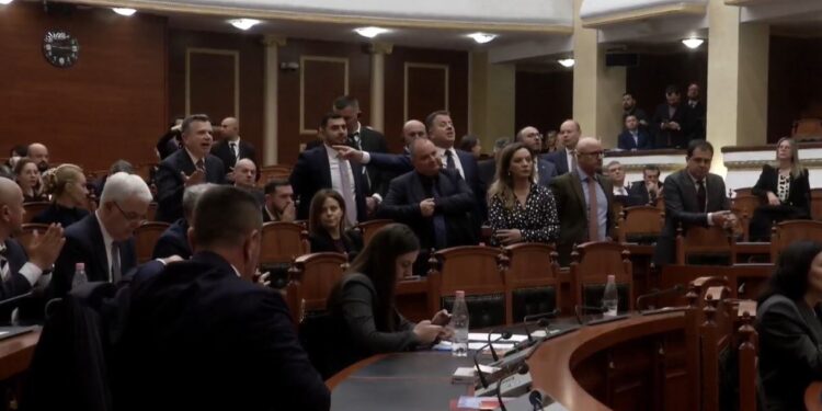 Taulant Balla merr fjalën, deputetë të PD-në godasin tavolinat dhe i afrohen socialistëve: "Nxirreni jashtë!"