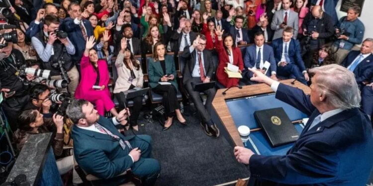 Të fundit para afatit për Iranin nga Trump: Njoftimi gjatë natës. Izraeli u kërkon iranianëve: Shmangni përdorimin e trenave sot. The Times: Khamenei në gjendje të rëndë.